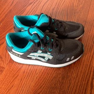 Women’s ASICS size 6